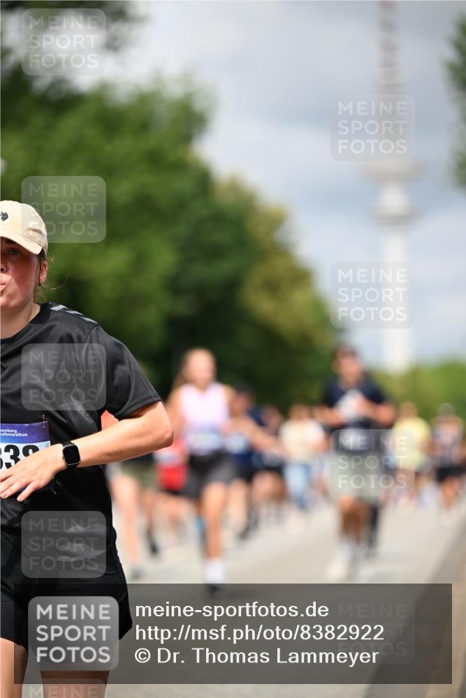 29.06.2025 - hella hamburg halbmarathon Dr. Thomas Lammeyer http://msf.ph/oto/8382922 29.06.2025 10:42:47 Kennedybrücke 1394, 1457, 1596, 1721, 1791, 1901, 2113, 2151, 2786, 3094, 3095, 3242, 3323, 3338, 3635, 3716, 3841, 3927, 4139, 4259, 4260, 5085, 5089, 5155, 5161, 5300, 5713, 5790, 6199, 6200, 6695, 6696, 6751, 6930, 7117, 7118, 7119, 7148, 7165, 7244, 7371, 7552, 7692, 7849, 7914, 8583, 8615, 8635, 8747, 9004, 9424, 9500, 9689, 9699, 10584 meine-sportfotos.de