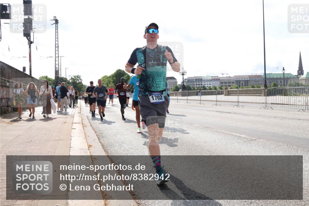 29.06.2025 - hella hamburg halbmarathon Lena Gebhardt http://msf.ph/oto/8382942 29.06.2025 10:02:49 Lombardsbrücke 8624, 573, 13184, 1702, 1128, 1254, 1482, 1702, 1733, 2685, 2712, 2780, 2810, 2819, 3225, 3630, 3780, 3919, 3976, 4066, 4204, 4613, 4665, 4904, 5734, 6208, 6217, 6708, 6752, 6815, 6860, 6997, 7049, 7210, 7323, 7869, 7888, 8003, 8364, 8481, 8483, 8614, 8624, 8662, 8749, 9006, 9131, 9554, 9986, 10128, 10295, 10539, 10866, 11191, 11250, 11515, 11670, 11702, 11782, 11935, 11968, 12169, 12422, 12908, 13664, 14224 meine-sportfotos.de