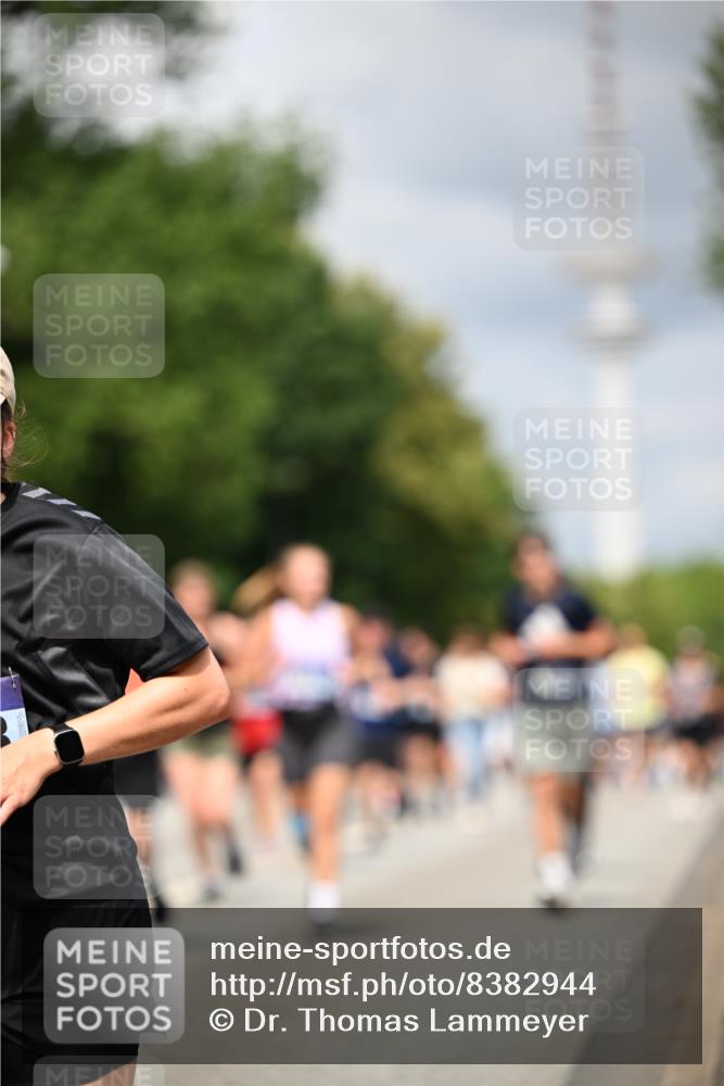 29.06.2025 - hella hamburg halbmarathon Dr. Thomas Lammeyer http://msf.ph/oto/8382944 29.06.2025 10:42:47 Kennedybrücke 1394, 1457, 1596, 1721, 1791, 1901, 2113, 2151, 2786, 3094, 3095, 3242, 3323, 3338, 3635, 3716, 3841, 3927, 4139, 4259, 4260, 5085, 5089, 5155, 5161, 5300, 5713, 5790, 6199, 6200, 6695, 6696, 6751, 6930, 7117, 7118, 7119, 7148, 7165, 7244, 7371, 7552, 7692, 7849, 7914, 8583, 8615, 8635, 8747, 9004, 9424, 9500, 9689, 9699, 10584 meine-sportfotos.de