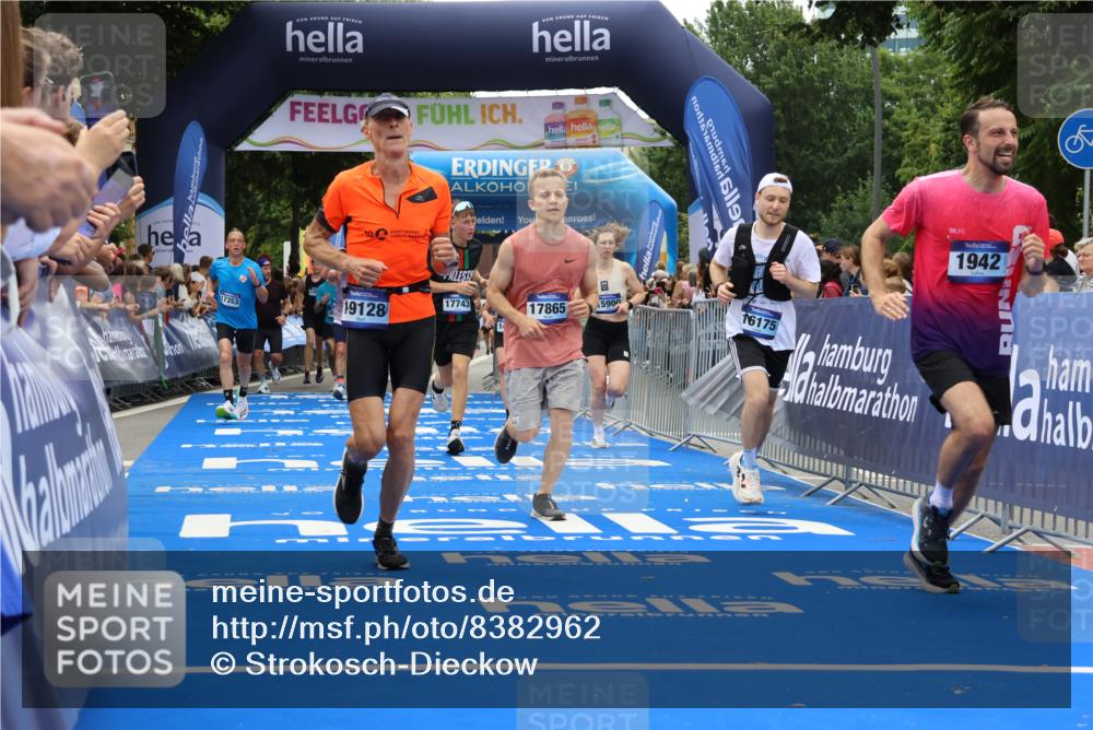 29.06.2025 - hella hamburg halbmarathon Strokosch-Dieckow http://msf.ph/oto/8382962 29.06.2025 10:46:41 Ziel 1920, 1942, 3976, 6630, 9051, 11858, 13525, 13554, 13940, 14541, 15026, 15133, 15714, 15900, 16175, 17353, 17669, 17743, 17865, 18297, 19128 meine-sportfotos.de