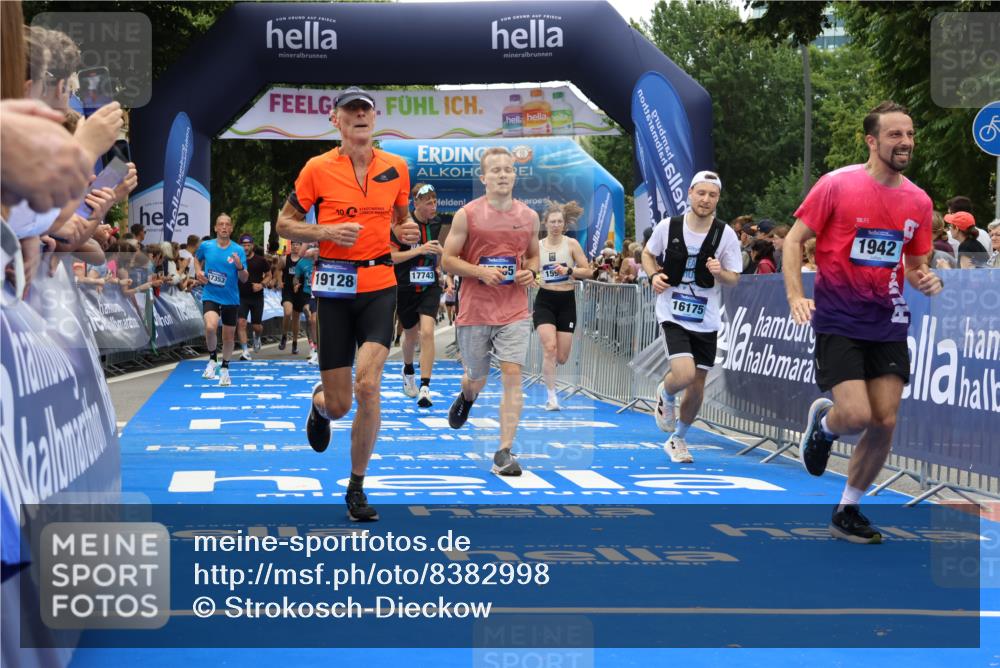 29.06.2025 - hella hamburg halbmarathon Strokosch-Dieckow http://msf.ph/oto/8382998 29.06.2025 10:46:41 Ziel 1920, 1942, 3976, 6630, 9051, 11858, 13525, 13554, 13940, 14541, 15026, 15133, 15714, 15900, 16175, 17353, 17669, 17743, 17865, 18297, 19128 meine-sportfotos.de