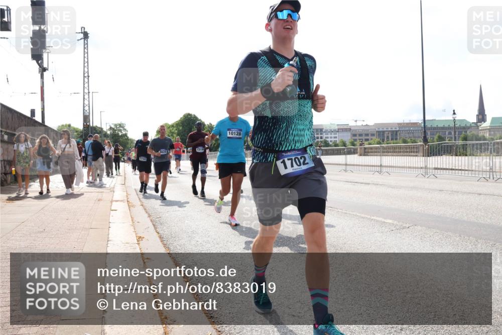 29.06.2025 - hella hamburg halbmarathon Lena Gebhardt http://msf.ph/oto/8383019 29.06.2025 10:02:50 Lombardsbrücke 5734, 13184, 10128, 1702, 1128, 1254, 1414, 1482, 1702, 1733, 2685, 2712, 2780, 2782, 2810, 2819, 3225, 3630, 3780, 3919, 3976, 4066, 4204, 4613, 4665, 4904, 5734, 6208, 6217, 6708, 6752, 6815, 6860, 6997, 7049, 7210, 7211, 7323, 7869, 7888, 8003, 8364, 8481, 8483, 8614, 8624, 8662, 8749, 9006, 9131, 9554, 9986, 10128, 10295, 10539, 11191, 11250, 11515, 11670, 11702, 11782, 11935, 11968, 12169, 12422, 12908, 13664, 14224 meine-sportfotos.de