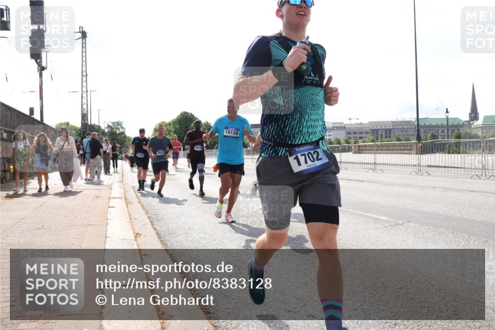 29.06.2025 - hella hamburg halbmarathon Lena Gebhardt http://msf.ph/oto/8383128 29.06.2025 10:02:50 Lombardsbrücke 5734, 8624, 13184, 10128, 1702, 1128, 1254, 1414, 1482, 1702, 1733, 2685, 2712, 2780, 2782, 2810, 2819, 3225, 3630, 3780, 3919, 3976, 4066, 4204, 4613, 4665, 4904, 5734, 6208, 6217, 6708, 6752, 6815, 6860, 6997, 7049, 7210, 7211, 7323, 7869, 7888, 8003, 8364, 8481, 8483, 8614, 8624, 8662, 8749, 9006, 9131, 9554, 9986, 10128, 10295, 10539, 11191, 11250, 11515, 11670, 11702, 11782, 11935, 11968, 12169, 12422, 12908, 13664, 14224 meine-sportfotos.de