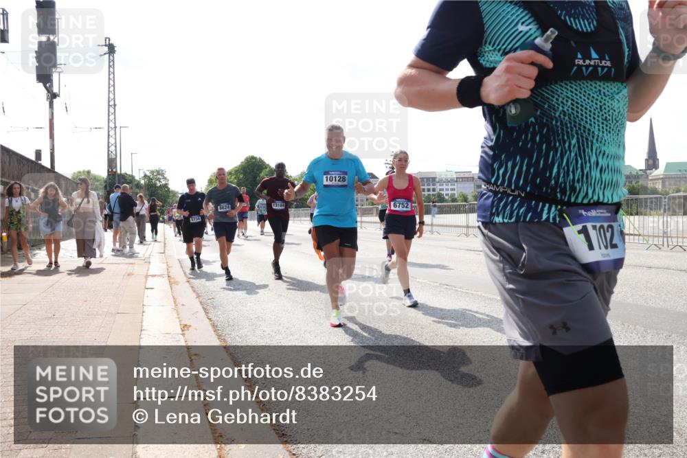29.06.2025 - hella hamburg halbmarathon Lena Gebhardt http://msf.ph/oto/8383254 29.06.2025 10:02:50 Lombardsbrücke 8624, 13184, 5734, 10128, 6752, 1702, 1128, 1254, 1414, 1482, 1702, 1733, 2685, 2712, 2780, 2782, 2810, 2819, 3225, 3630, 3780, 3919, 3976, 4066, 4204, 4613, 4665, 4904, 5734, 6208, 6217, 6708, 6752, 6815, 6860, 6997, 7049, 7210, 7211, 7323, 7869, 7888, 8003, 8364, 8481, 8483, 8614, 8624, 8662, 8749, 9006, 9131, 9554, 9986, 10128, 10295, 10539, 11191, 11250, 11515, 11670, 11702, 11782, 11935, 11968, 12169, 12422, 12908, 13664, 14224 meine-sportfotos.de