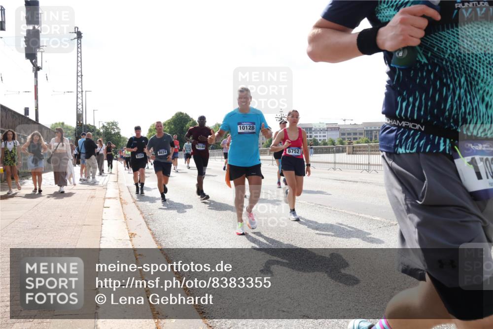 29.06.2025 - hella hamburg halbmarathon Lena Gebhardt http://msf.ph/oto/8383355 29.06.2025 10:02:50 Lombardsbrücke 5734, 8624, 13184, 10128, 6752, 170, 1128, 1254, 1414, 1482, 1702, 1733, 2685, 2712, 2780, 2782, 2810, 2819, 3225, 3630, 3780, 3919, 3976, 4066, 4204, 4613, 4665, 4904, 5734, 6208, 6217, 6708, 6752, 6815, 6860, 6997, 7049, 7210, 7211, 7323, 7869, 7888, 8003, 8364, 8481, 8483, 8614, 8624, 8662, 8749, 9006, 9131, 9554, 9986, 10128, 10295, 10539, 11191, 11250, 11515, 11670, 11702, 11782, 11935, 11968, 12169, 12422, 12908, 13664, 14224 meine-sportfotos.de