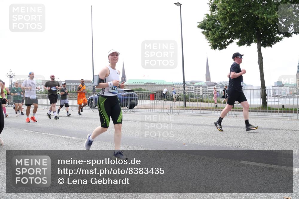 29.06.2025 - hella hamburg halbmarathon Lena Gebhardt http://msf.ph/oto/8383435 29.06.2025 10:49:38 Lombardsbrücke 18470, 1040, 1041, 1525, 1625, 1805, 1888, 2067, 2212, 2466, 2527, 2541, 2668, 2862, 2927, 2997, 3070, 3183, 3232, 3383, 3943, 4403, 4525, 4527, 4589, 4769, 4809, 4870, 5076, 5106, 5463, 5552, 5694, 6191, 6694, 6989, 7301, 7305, 7339, 7366, 7650, 7679, 7931, 7936, 8065, 8549, 9015, 9162, 9245, 9261, 10033, 10038, 10130, 10333, 10403, 10479, 10683, 10704, 10782, 10785, 11558, 11631, 12124, 12388, 13764, 14545, 14692 meine-sportfotos.de