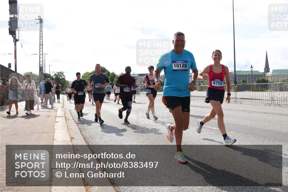 29.06.2025 - hella hamburg halbmarathon Lena Gebhardt http://msf.ph/oto/8383497 29.06.2025 10:02:51 Lombardsbrücke 5734, 862, 13184, 1968, 10128, 6752, 1128, 1254, 1414, 1482, 1702, 1733, 2685, 2712, 2780, 2782, 2810, 2819, 3225, 3630, 3780, 3919, 3976, 4066, 4204, 4613, 4665, 4904, 5734, 6208, 6217, 6708, 6752, 6815, 6860, 6997, 7049, 7210, 7211, 7323, 7869, 7888, 8003, 8364, 8481, 8483, 8614, 8624, 8662, 8749, 9006, 9131, 9439, 9554, 9986, 10128, 10295, 10539, 11191, 11250, 11515, 11670, 11702, 11782, 11935, 11968, 12169, 12422, 12908, 13664, 13874, 14224 meine-sportfotos.de
