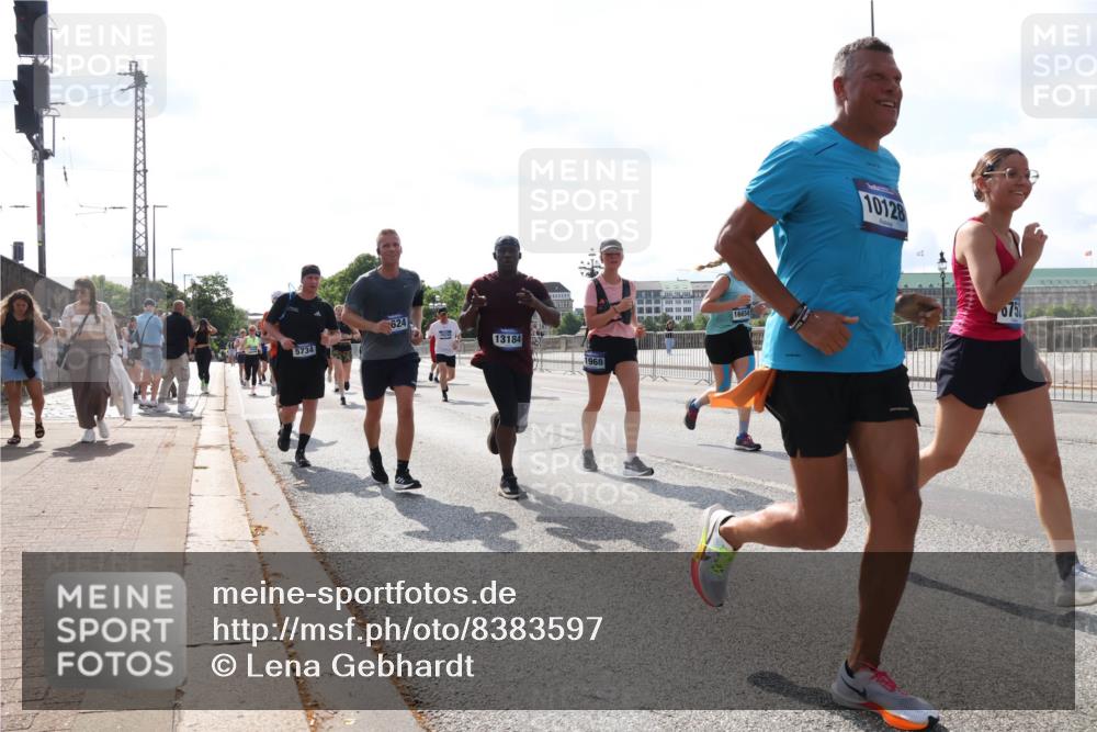 29.06.2025 - hella hamburg halbmarathon Lena Gebhardt http://msf.ph/oto/8383597 29.06.2025 10:02:51 Lombardsbrücke 5734, 624, 13184, 1968, 16654, 10128, 1128, 1254, 1414, 1482, 1702, 1733, 2685, 2712, 2780, 2782, 2810, 2819, 3225, 3630, 3780, 3919, 3976, 4066, 4204, 4613, 4665, 4904, 5734, 6208, 6217, 6708, 6752, 6815, 6860, 6997, 7049, 7210, 7211, 7323, 7869, 7888, 8003, 8364, 8481, 8483, 8614, 8624, 8662, 8749, 9006, 9131, 9439, 9554, 9986, 10128, 10295, 10539, 11191, 11250, 11515, 11670, 11702, 11782, 11935, 11968, 12169, 12422, 12908, 13664, 13874, 14224 meine-sportfotos.de