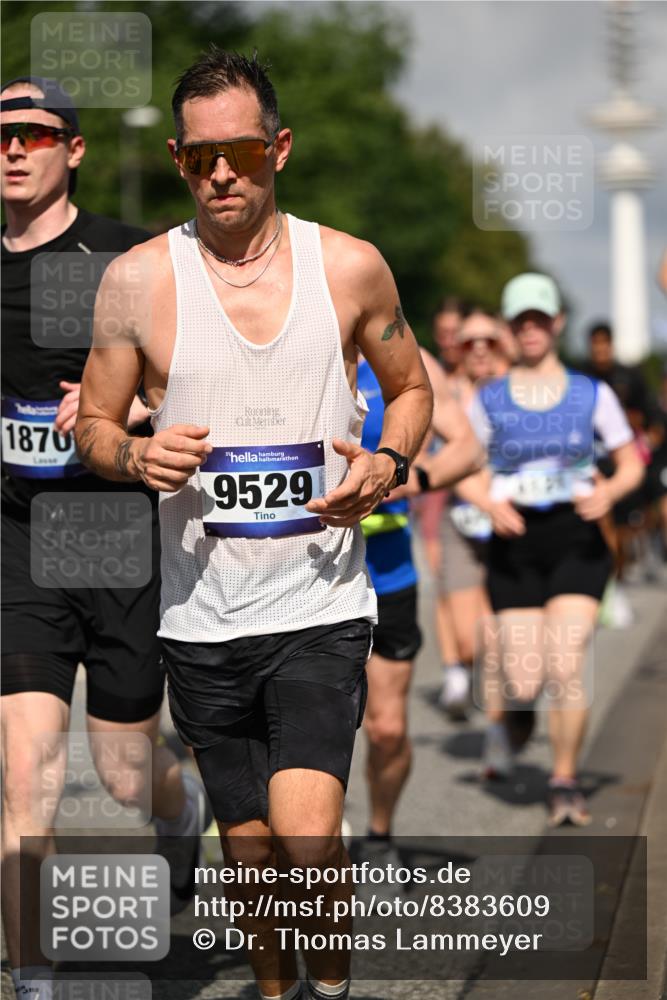 29.06.2025 - hella hamburg halbmarathon Dr. Thomas Lammeyer http://msf.ph/oto/8383609 29.06.2025 09:59:14 Kennedybrücke 1200, 1630, 1683, 1696, 1706, 1884, 2207, 2287, 2411, 2706, 2708, 3087, 3213, 3435, 3692, 3747, 3985, 4088, 4093, 4121, 4189, 4324, 4345, 4601, 4847, 4890, 5102, 5421, 5459, 5638, 5915, 6009, 6027, 6054, 6158, 6421, 6532, 6662, 6691, 6836, 6938, 7052, 7056, 7312, 7367, 7659, 8139, 8153, 8205, 8216, 8218, 8234, 8302, 8371, 8454, 8487, 8577, 8693, 8720, 8856, 8889, 8899, 8927, 8955, 8977, 9032, 9386, 9529, 9649, 9786, 9869, 9959, 10053, 10115, 10184, 10263, 10423, 11356 meine-sportfotos.de