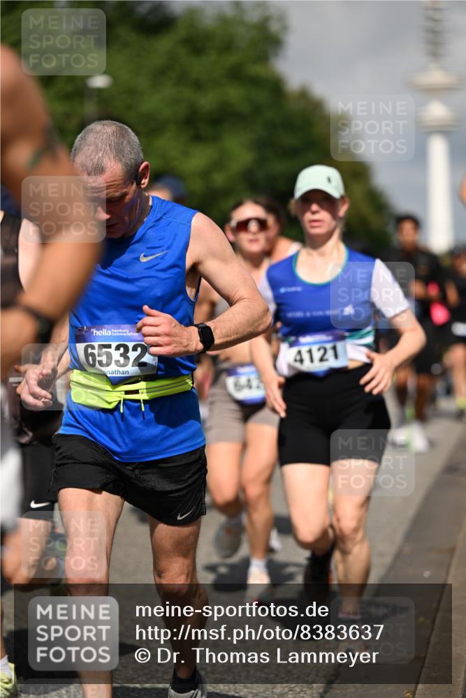 29.06.2025 - hella hamburg halbmarathon Dr. Thomas Lammeyer http://msf.ph/oto/8383637 29.06.2025 09:59:15 Kennedybrücke 1200, 1630, 1683, 1696, 1706, 1884, 2207, 2287, 2411, 2706, 2708, 3087, 3213, 3435, 3692, 3747, 3985, 4088, 4093, 4121, 4189, 4324, 4345, 4601, 4847, 4890, 5102, 5421, 5459, 5638, 5915, 6009, 6027, 6054, 6158, 6421, 6532, 6662, 6691, 6836, 6938, 7052, 7056, 7312, 7367, 7659, 8139, 8153, 8205, 8216, 8218, 8234, 8302, 8371, 8454, 8487, 8577, 8693, 8720, 8856, 8899, 8927, 8955, 8977, 9032, 9386, 9529, 9649, 9786, 9959, 10053, 10115, 10184, 10263, 11356 meine-sportfotos.de