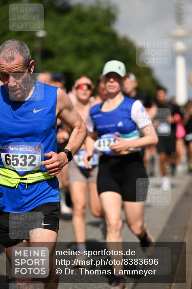 29.06.2025 - hella hamburg halbmarathon Dr. Thomas Lammeyer http://msf.ph/oto/8383696 29.06.2025 09:59:15 Kennedybrücke 1200, 1630, 1683, 1696, 1706, 1884, 2207, 2287, 2411, 2706, 2708, 3087, 3213, 3435, 3692, 3747, 3985, 4088, 4093, 4121, 4189, 4324, 4345, 4601, 4847, 4890, 5102, 5421, 5459, 5638, 5915, 6009, 6027, 6054, 6158, 6421, 6532, 6662, 6691, 6836, 6938, 7052, 7056, 7312, 7367, 7659, 8139, 8153, 8205, 8216, 8218, 8234, 8302, 8371, 8454, 8487, 8577, 8693, 8720, 8856, 8899, 8927, 8955, 8977, 9032, 9386, 9529, 9649, 9786, 9959, 10053, 10115, 10184, 10263, 11356 meine-sportfotos.de