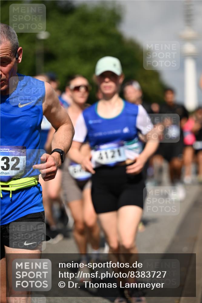 29.06.2025 - hella hamburg halbmarathon Dr. Thomas Lammeyer http://msf.ph/oto/8383727 29.06.2025 09:59:15 Kennedybrücke 1200, 1630, 1683, 1696, 1706, 1884, 2207, 2287, 2411, 2706, 2708, 3087, 3213, 3435, 3692, 3747, 3985, 4088, 4093, 4121, 4189, 4324, 4345, 4601, 4847, 4890, 5102, 5421, 5459, 5638, 5915, 6009, 6027, 6054, 6158, 6421, 6532, 6662, 6691, 6836, 6938, 7052, 7056, 7312, 7367, 7659, 8139, 8153, 8205, 8216, 8218, 8234, 8302, 8371, 8454, 8487, 8577, 8693, 8720, 8856, 8899, 8927, 8955, 8977, 9032, 9386, 9529, 9649, 9786, 9959, 10053, 10115, 10184, 10263, 11356 meine-sportfotos.de