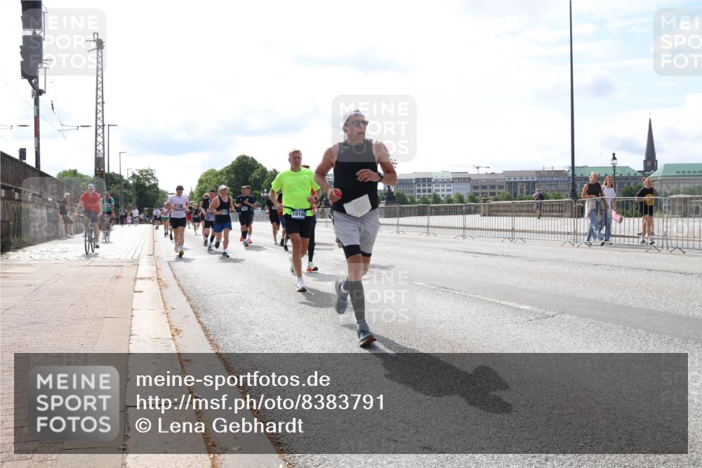 29.06.2025 - hella hamburg halbmarathon Lena Gebhardt http://msf.ph/oto/8383791 29.06.2025 10:15:43 Lombardsbrücke 1010, 1156, 1440, 1651, 2076, 2110, 2720, 2989, 3167, 3417, 4007, 4466, 4492, 4494, 5069, 5271, 5423, 5739, 5986, 6376, 6576, 7452, 7809, 7810, 7897, 7941, 7942, 8256, 8554, 8746, 8885, 9192, 9307, 9423, 9657, 9675, 9784, 9847, 9997, 10108, 10608, 10775, 10858, 11113, 11303, 11478, 11774, 11783, 11818, 12427, 12457, 12469, 12521, 13179, 13197, 13453, 13500, 13818, 13951, 14413, 14423, 14550, 14552, 15150, 15307, 15740 meine-sportfotos.de