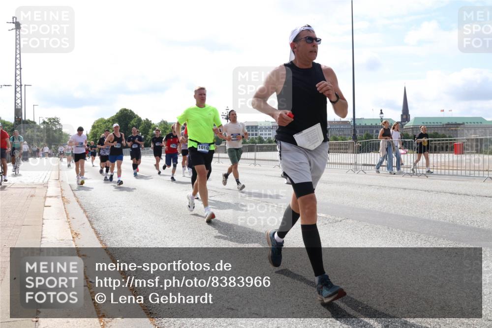 29.06.2025 - hella hamburg halbmarathon Lena Gebhardt http://msf.ph/oto/8383966 29.06.2025 10:15:44 Lombardsbrücke 1010, 40, 1156, 1440, 1651, 2076, 2110, 2720, 2989, 3167, 3417, 4007, 4466, 4492, 4494, 5069, 5271, 5423, 5739, 6376, 6576, 7452, 7809, 7810, 7897, 7941, 7942, 8256, 8554, 8746, 8885, 9192, 9307, 9423, 9657, 9675, 9784, 9847, 9997, 10108, 10608, 10775, 10858, 11113, 11303, 11478, 11774, 11783, 11818, 12427, 12457, 12469, 12521, 13179, 13197, 13453, 13500, 13818, 13951, 14413, 14423, 14550, 14552, 15150, 15307, 15740 meine-sportfotos.de