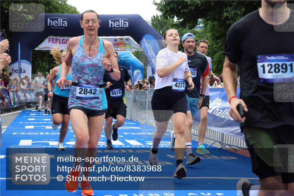 29.06.2025 - hella hamburg halbmarathon Strokosch-Dieckow http://msf.ph/oto/8383968 29.06.2025 10:46:27 Ziel 1600, 2222, 2842, 4237, 4497, 5459, 6421, 6978, 7335, 8142, 8482, 8981, 9232, 9386, 9529, 9786, 11185, 11773, 12171, 12651, 12891, 13525, 13698, 14045, 14228, 14482, 15157, 15206, 16127, 17281, 17461, 18211, 18637, 18882, 19209 meine-sportfotos.de