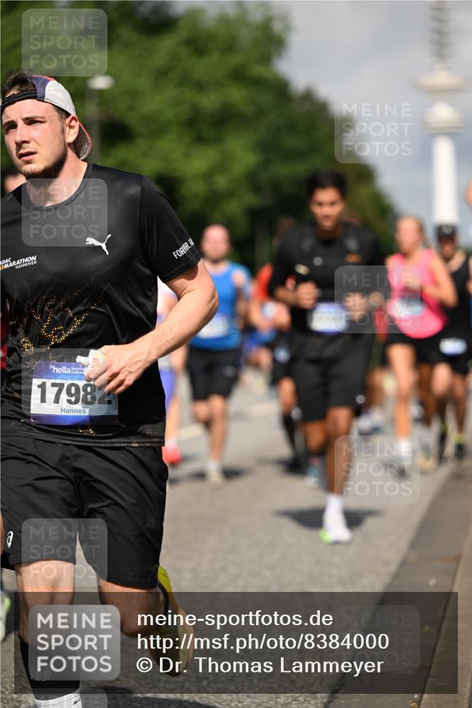 29.06.2025 - hella hamburg halbmarathon Dr. Thomas Lammeyer http://msf.ph/oto/8384000 29.06.2025 09:59:17 Kennedybrücke 1200, 1461, 1630, 1683, 1696, 1706, 1884, 2207, 2287, 2411, 2706, 2708, 3087, 3213, 3435, 3654, 3692, 3985, 4088, 4121, 4189, 4324, 4345, 4601, 4847, 4890, 5102, 5421, 5459, 5638, 5915, 6009, 6027, 6054, 6421, 6532, 6662, 6691, 6836, 6938, 7052, 7056, 7269, 7312, 7367, 7657, 8139, 8153, 8205, 8216, 8218, 8234, 8302, 8371, 8454, 8487, 8577, 8693, 8720, 8856, 8899, 8927, 8955, 8977, 9386, 9529, 9786, 9959, 10053, 10115, 10184, 10263, 11356 meine-sportfotos.de