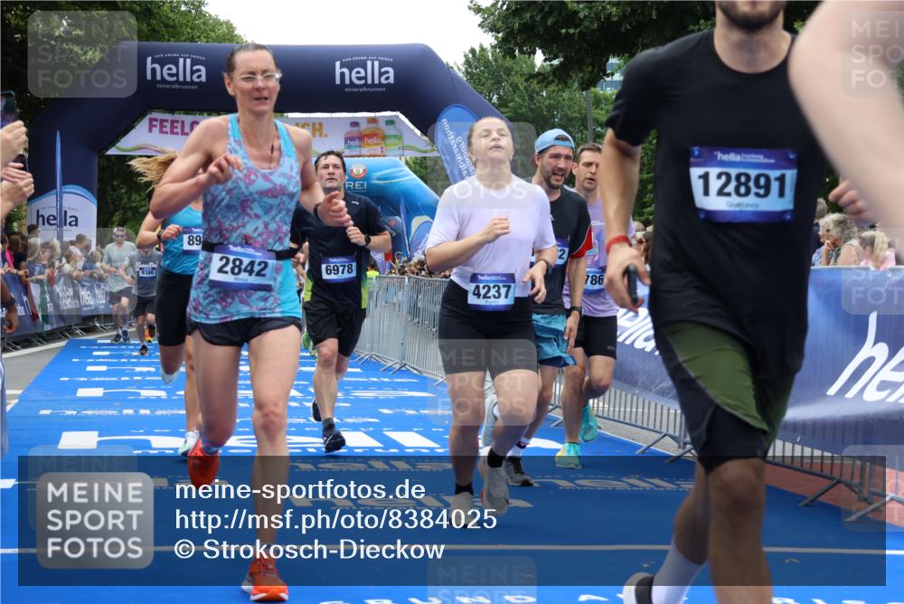 29.06.2025 - hella hamburg halbmarathon Strokosch-Dieckow http://msf.ph/oto/8384025 29.06.2025 10:46:27 Ziel 1600, 2222, 2842, 4237, 4497, 5459, 6421, 6978, 7335, 8142, 8482, 8981, 9232, 9386, 9529, 9786, 11185, 11773, 12171, 12651, 12891, 13525, 13698, 14045, 14228, 14482, 15157, 15206, 16127, 17281, 17461, 18211, 18637, 18882, 19209 meine-sportfotos.de