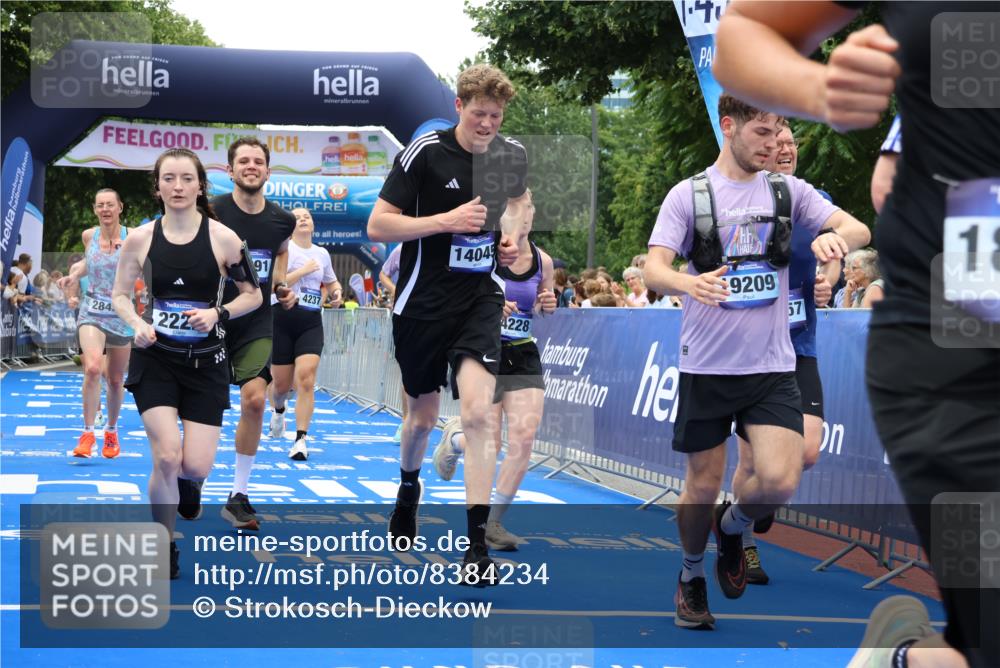 29.06.2025 - hella hamburg halbmarathon Strokosch-Dieckow http://msf.ph/oto/8384234 29.06.2025 10:46:25 Ziel 1600, 2222, 2842, 4237, 4497, 5459, 6421, 6691, 6978, 7335, 8142, 8482, 8981, 9232, 9386, 9529, 9786, 11185, 11773, 12171, 12651, 12891, 13698, 14045, 14200, 14228, 14262, 14482, 15157, 16127, 17281, 17461, 18118, 18211, 18637, 18882, 19209 meine-sportfotos.de