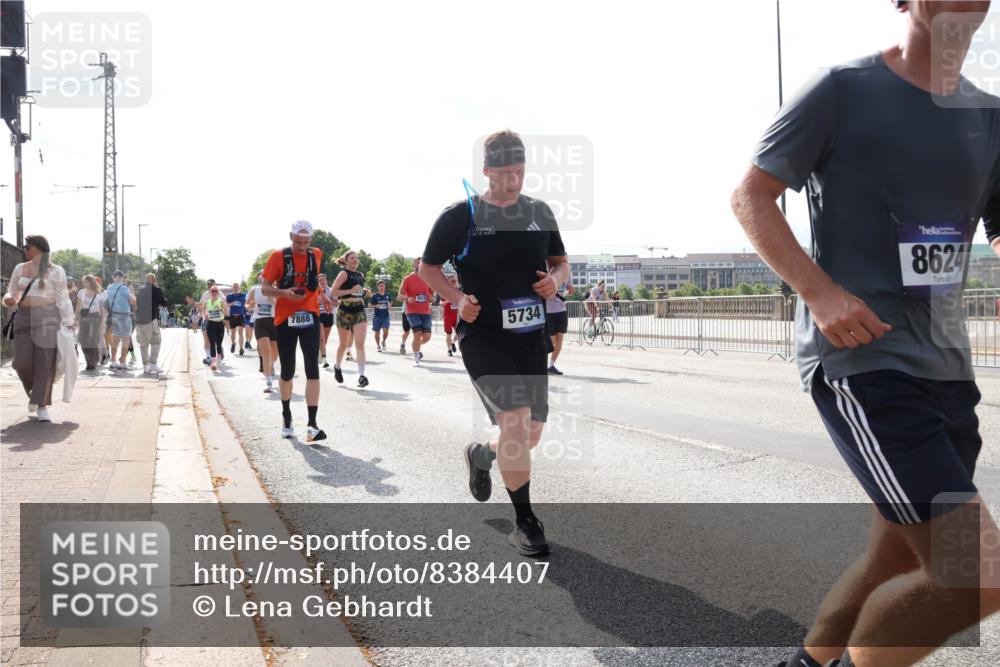 29.06.2025 - hella hamburg halbmarathon Lena Gebhardt http://msf.ph/oto/8384407 29.06.2025 10:02:53 Lombardsbrücke 7888, 5734, 8624, 1128, 1414, 1482, 1702, 1733, 2685, 2712, 2780, 2782, 2810, 2819, 3225, 3572, 3630, 3780, 3919, 3976, 4066, 4204, 4613, 4665, 4904, 5734, 6208, 6217, 6708, 6752, 6815, 6860, 6997, 7049, 7210, 7211, 7323, 7869, 7888, 8003, 8364, 8481, 8483, 8614, 8624, 8662, 8749, 9006, 9131, 9439, 9554, 9986, 10128, 10295, 10539, 10824, 11250, 11515, 11670, 11702, 11782, 11935, 11968, 12169, 12422, 12908, 13036, 13664, 13874, 14224 meine-sportfotos.de