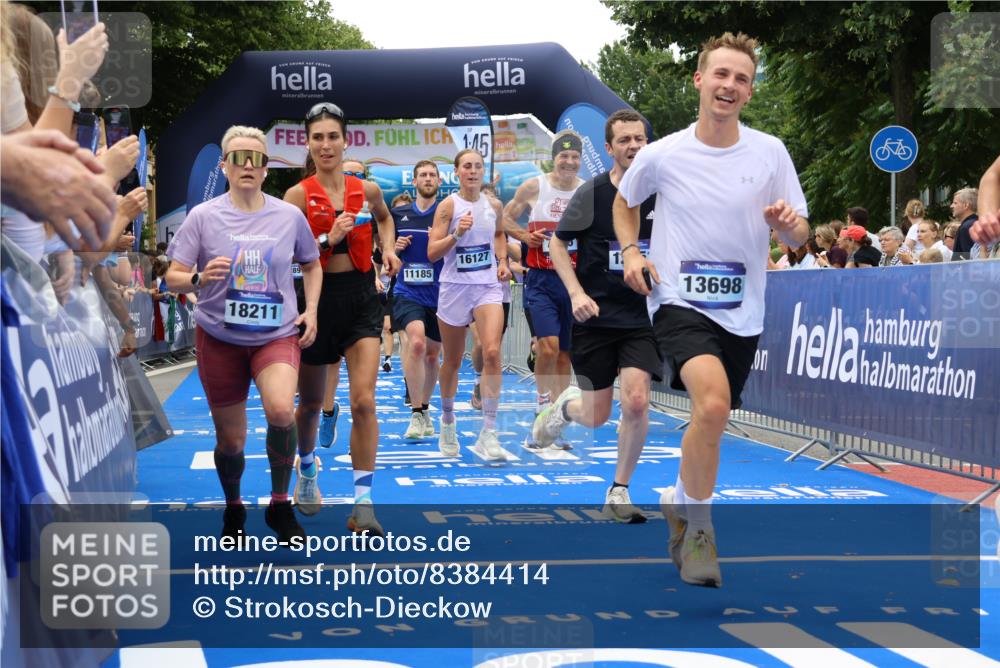 29.06.2025 - hella hamburg halbmarathon Strokosch-Dieckow http://msf.ph/oto/8384414 29.06.2025 10:46:22 Ziel 1600, 2222, 2842, 3056, 4237, 4497, 6421, 6691, 6978, 7335, 8142, 8981, 9386, 9497, 9786, 11185, 11773, 12171, 12651, 12891, 13698, 14045, 14200, 14228, 14262, 14482, 15157, 16127, 18118, 18211, 18637, 19209 meine-sportfotos.de
