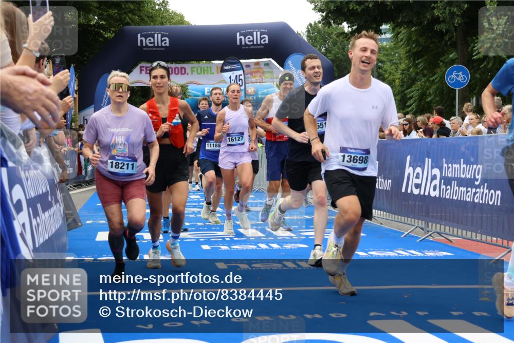 29.06.2025 - hella hamburg halbmarathon Strokosch-Dieckow http://msf.ph/oto/8384445 29.06.2025 10:46:22 Ziel 1600, 2222, 2842, 3056, 4237, 4497, 6421, 6691, 6978, 7335, 8142, 8981, 9386, 9497, 9786, 11185, 11773, 12171, 12651, 12891, 13698, 14045, 14200, 14228, 14262, 14482, 15157, 16127, 18118, 18211, 18637, 19209 meine-sportfotos.de