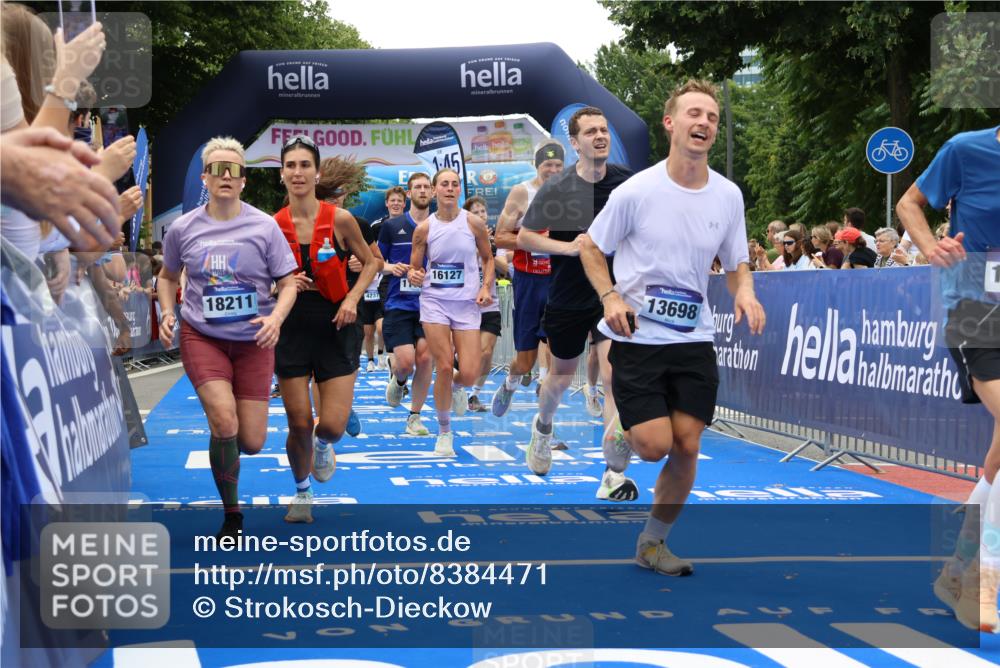 29.06.2025 - hella hamburg halbmarathon Strokosch-Dieckow http://msf.ph/oto/8384471 29.06.2025 10:46:22 Ziel 1600, 2222, 2842, 3056, 4237, 4497, 6421, 6691, 6978, 7335, 8142, 8981, 9386, 9497, 9786, 11185, 11773, 12171, 12651, 12891, 13698, 14045, 14200, 14228, 14262, 14482, 15157, 16127, 18118, 18211, 18637, 19209 meine-sportfotos.de