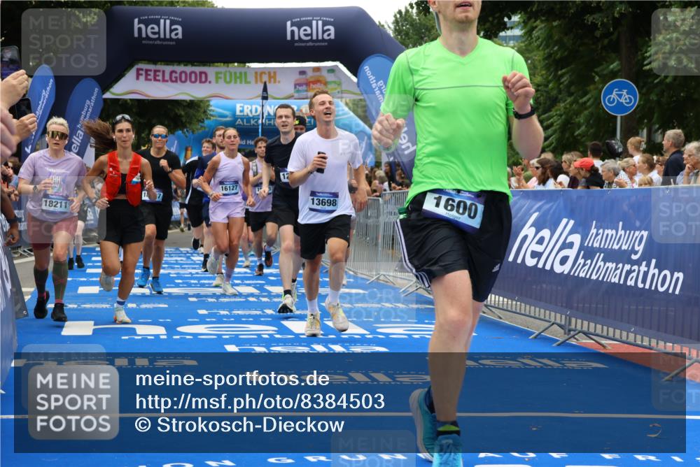 29.06.2025 - hella hamburg halbmarathon Strokosch-Dieckow http://msf.ph/oto/8384503 29.06.2025 10:46:21 Ziel 1600, 2048, 2222, 2842, 3056, 4237, 4949, 6421, 6691, 6978, 7335, 8142, 8981, 9497, 9786, 11185, 11773, 12171, 12651, 12891, 13698, 14045, 14200, 14228, 14262, 14482, 15157, 16127, 17190, 18118, 18211, 18637, 19209 meine-sportfotos.de