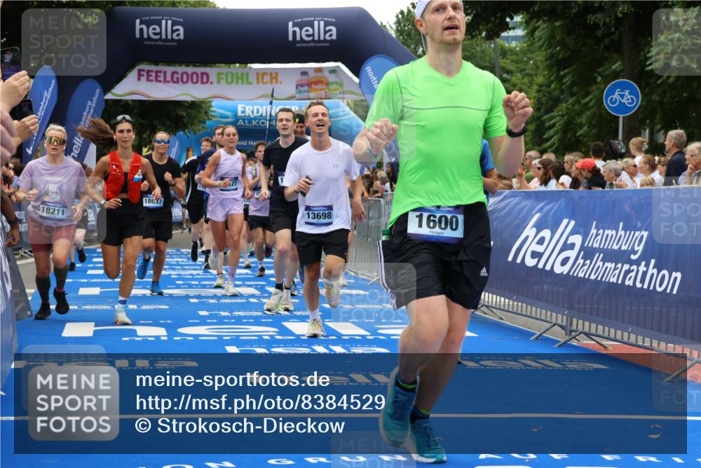 29.06.2025 - hella hamburg halbmarathon Strokosch-Dieckow http://msf.ph/oto/8384529 29.06.2025 10:46:21 Ziel 1600, 2048, 2222, 2842, 3056, 4237, 4949, 6421, 6691, 6978, 7335, 8142, 8981, 9497, 9786, 11185, 11773, 12171, 12651, 12891, 13698, 14045, 14200, 14228, 14262, 14482, 15157, 16127, 17190, 18118, 18211, 18637, 19209 meine-sportfotos.de