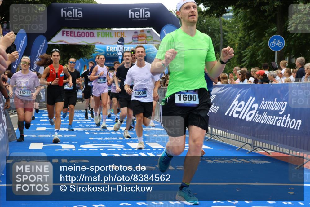 29.06.2025 - hella hamburg halbmarathon Strokosch-Dieckow http://msf.ph/oto/8384562 29.06.2025 10:46:21 Ziel 1600, 2048, 2222, 2842, 3056, 4237, 4949, 6421, 6691, 6978, 7335, 8142, 8981, 9497, 9786, 11185, 11773, 12171, 12651, 12891, 13698, 14045, 14200, 14228, 14262, 14482, 15157, 16127, 17190, 18118, 18211, 18637, 19209 meine-sportfotos.de