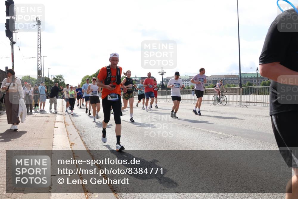 29.06.2025 - hella hamburg halbmarathon Lena Gebhardt http://msf.ph/oto/8384771 29.06.2025 10:02:54 Lombardsbrücke 12908, 7888, 6815, 16233, 16237, 1414, 1482, 1702, 1733, 2685, 2712, 2780, 2782, 2810, 2819, 3225, 3572, 3630, 3780, 3919, 3976, 4066, 4204, 4613, 4665, 4904, 5734, 6208, 6217, 6752, 6815, 6860, 6997, 7049, 7210, 7211, 7869, 7888, 8003, 8364, 8481, 8483, 8614, 8624, 8662, 8749, 9006, 9131, 9439, 9554, 9986, 10128, 10295, 10539, 10824, 11250, 11515, 11670, 11702, 11782, 11935, 11968, 12169, 12177, 12422, 12908, 13036, 13664, 13874, 14224 meine-sportfotos.de
