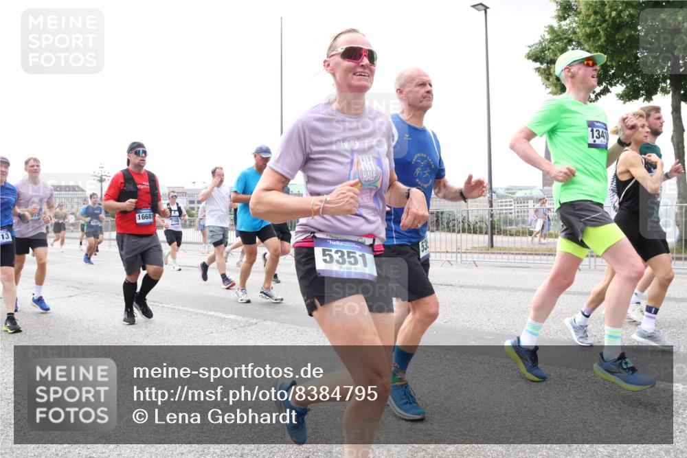 29.06.2025 - hella hamburg halbmarathon Lena Gebhardt http://msf.ph/oto/8384795 29.06.2025 10:40:27 Lombardsbrücke 13, 575, 16681, 7, 5351, 53, 1341, 1018, 1037, 1058, 1291, 1323, 1691, 2019, 2042, 2109, 2173, 2206, 2254, 2515, 2572, 2762, 2763, 2866, 2888, 3237, 3293, 3295, 3306, 3515, 3607, 3808, 3810, 4044, 4173, 4271, 4411, 4471, 4612, 4756, 4906, 4972, 5059, 5113, 5263, 5351, 5352, 5702, 5877, 5901, 5975, 6076, 6097, 6163, 6229, 6278, 6280, 6363, 6463, 6548, 6673, 6750, 6866, 6876, 6890, 6920, 7108, 7174, 7675, 7850, 7956, 8307, 8378, 8391 meine-sportfotos.de