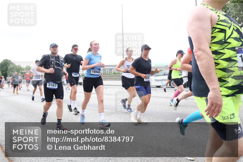 29.06.2025 - hella hamburg halbmarathon Lena Gebhardt http://msf.ph/oto/8384797 29.06.2025 10:49:41 Lombardsbrücke 6512, 3183, 1805, 16944, 26, 1040, 1041, 1487, 1511, 1525, 1625, 1805, 1888, 2067, 2212, 2466, 2527, 2541, 2668, 2862, 2927, 2997, 3070, 3183, 3232, 3383, 3943, 4525, 4527, 4589, 4769, 4809, 4870, 5076, 5106, 5463, 5552, 5694, 6191, 6694, 6989, 7301, 7305, 7339, 7366, 7650, 7679, 7931, 7936, 8065, 8549, 9015, 9162, 9245, 9261, 10033, 10038, 10130, 10333, 10403, 10479, 10683, 10704, 11558, 11631, 12124, 12388, 13764, 14545, 14692 meine-sportfotos.de