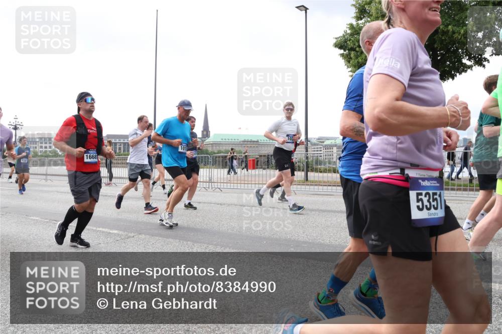 29.06.2025 - hella hamburg halbmarathon Lena Gebhardt http://msf.ph/oto/8384990 29.06.2025 10:40:28 Lombardsbrücke 103, 1018, 1668, 839, 7, 5351, 1018, 1037, 1058, 1075, 1291, 1323, 1691, 2019, 2042, 2109, 2173, 2206, 2254, 2515, 2572, 2762, 2763, 2866, 2888, 3121, 3237, 3293, 3295, 3306, 3515, 3607, 3808, 3810, 4044, 4173, 4271, 4411, 4471, 4612, 4756, 4906, 4972, 5059, 5113, 5263, 5351, 5352, 5702, 5877, 5901, 5975, 6076, 6097, 6163, 6229, 6278, 6280, 6363, 6463, 6548, 6673, 6750, 6866, 6876, 6890, 6920, 7108, 7174, 7675, 7850, 7956, 8307, 8378, 8391 meine-sportfotos.de