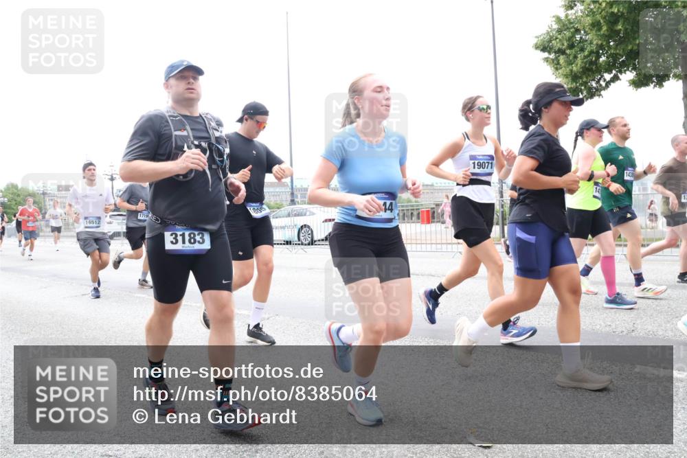 29.06.2025 - hella hamburg halbmarathon Lena Gebhardt http://msf.ph/oto/8385064 29.06.2025 10:49:42 Lombardsbrücke 16512, 1719, 3183, 1805, 14, 19071, 1438, 1040, 1041, 1487, 1511, 1525, 1625, 1805, 1888, 2067, 2212, 2466, 2527, 2541, 2668, 2862, 2927, 2997, 3070, 3183, 3232, 3383, 3943, 4525, 4527, 4589, 4769, 4809, 4870, 5076, 5106, 5463, 5552, 5694, 5749, 6191, 6694, 6989, 7301, 7305, 7339, 7366, 7650, 7679, 7931, 7936, 8065, 8549, 9015, 9162, 9245, 9261, 10033, 10038, 10130, 10333, 10403, 10479, 10683, 10704, 11558, 11631, 12124, 12388, 13309, 13764, 14545, 14692 meine-sportfotos.de