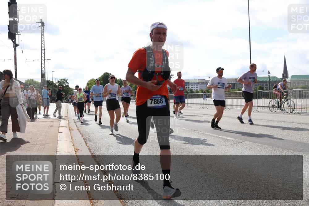 29.06.2025 - hella hamburg halbmarathon Lena Gebhardt http://msf.ph/oto/8385100 29.06.2025 10:02:54 Lombardsbrücke 12908, 16160, 7888, 16233, 16237, 1414, 1482, 1702, 1733, 2685, 2712, 2780, 2782, 2810, 2819, 3225, 3572, 3630, 3780, 3919, 3976, 4066, 4204, 4613, 4665, 4904, 5734, 6208, 6217, 6752, 6815, 6860, 6997, 7049, 7210, 7211, 7869, 7888, 8003, 8364, 8481, 8483, 8614, 8624, 8662, 8749, 9006, 9131, 9439, 9554, 9986, 10128, 10295, 10539, 10824, 11250, 11515, 11670, 11702, 11782, 11935, 11968, 12169, 12177, 12422, 12908, 13036, 13664, 13874, 14224 meine-sportfotos.de