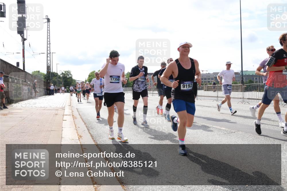 29.06.2025 - hella hamburg halbmarathon Lena Gebhardt http://msf.ph/oto/8385121 29.06.2025 10:15:47 Lombardsbrücke 13179, 17350, 15988, 9192, 738, 1156, 1308, 1440, 1651, 2071, 2076, 2110, 2436, 2720, 2989, 3167, 3417, 4007, 4466, 4492, 4494, 4828, 5069, 5423, 5739, 6376, 6576, 7809, 7810, 7897, 7941, 7942, 8169, 8554, 8746, 8885, 9192, 9307, 9423, 9657, 9675, 9784, 9997, 10108, 10608, 10775, 10858, 11113, 11303, 11478, 11774, 11783, 11818, 12427, 12457, 12469, 12521, 13179, 13197, 13453, 13500, 13818, 13951, 14413, 14423, 14550, 14552, 15150, 15307, 15740 meine-sportfotos.de