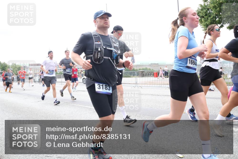 29.06.2025 - hella hamburg halbmarathon Lena Gebhardt http://msf.ph/oto/8385131 29.06.2025 10:49:42 Lombardsbrücke 16512, 17196, 15063, 3183, 16944, 1040, 1041, 1487, 1511, 1525, 1625, 1805, 1888, 2067, 2212, 2466, 2527, 2541, 2668, 2862, 2927, 2997, 3070, 3183, 3232, 3383, 3943, 4525, 4527, 4589, 4769, 4809, 4870, 5076, 5106, 5463, 5552, 5694, 5749, 6191, 6694, 6989, 7301, 7305, 7339, 7366, 7650, 7679, 7931, 7936, 8065, 8549, 9015, 9162, 9245, 9261, 10033, 10038, 10130, 10333, 10403, 10479, 10683, 10704, 11558, 11631, 12124, 12388, 13309, 13764, 14545, 14692 meine-sportfotos.de