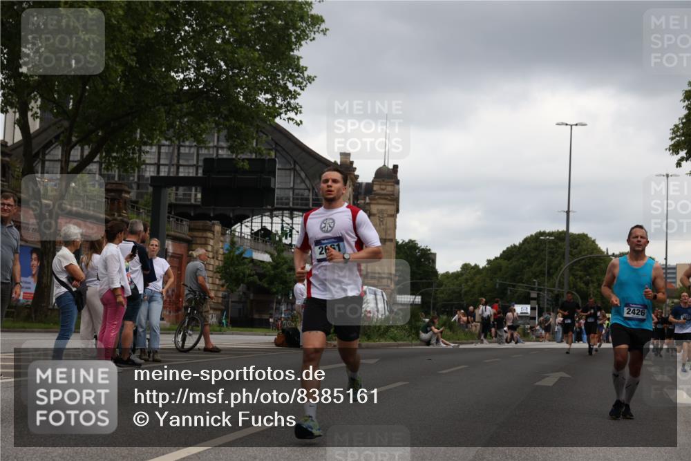 29.06.2025 - hella hamburg halbmarathon Yannick Fuchs http://msf.ph/oto/8385161 29.06.2025 10:55:13 20KM 1188, 1453, 1823, 2426, 2661, 3698, 5379, 5602, 5603, 5613, 5775, 6674, 6708, 6921, 7250, 7306, 7759, 8177, 8483, 9071, 9453, 9611, 9752, 9984, 10295, 10882, 11515, 12377, 12789, 12908, 13516, 13558, 15008, 16614, 16621, 17145, 17181, 17226, 17670, 17951, 18133, 19242 meine-sportfotos.de