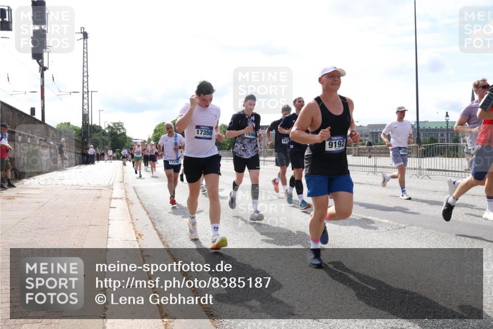29.06.2025 - hella hamburg halbmarathon Lena Gebhardt http://msf.ph/oto/8385187 29.06.2025 10:15:47 Lombardsbrücke 13179, 17350, 1598, 157, 9192, 1156, 1308, 1440, 1651, 2071, 2076, 2110, 2436, 2720, 2989, 3167, 3417, 4007, 4466, 4492, 4494, 4828, 5069, 5423, 5739, 6376, 6576, 7809, 7810, 7897, 7941, 7942, 8169, 8554, 8746, 8885, 9192, 9307, 9423, 9657, 9675, 9784, 9997, 10108, 10608, 10775, 10858, 11113, 11303, 11478, 11774, 11783, 11818, 12427, 12457, 12469, 12521, 13179, 13197, 13453, 13500, 13818, 13951, 14413, 14423, 14550, 14552, 15150, 15307, 15740 meine-sportfotos.de
