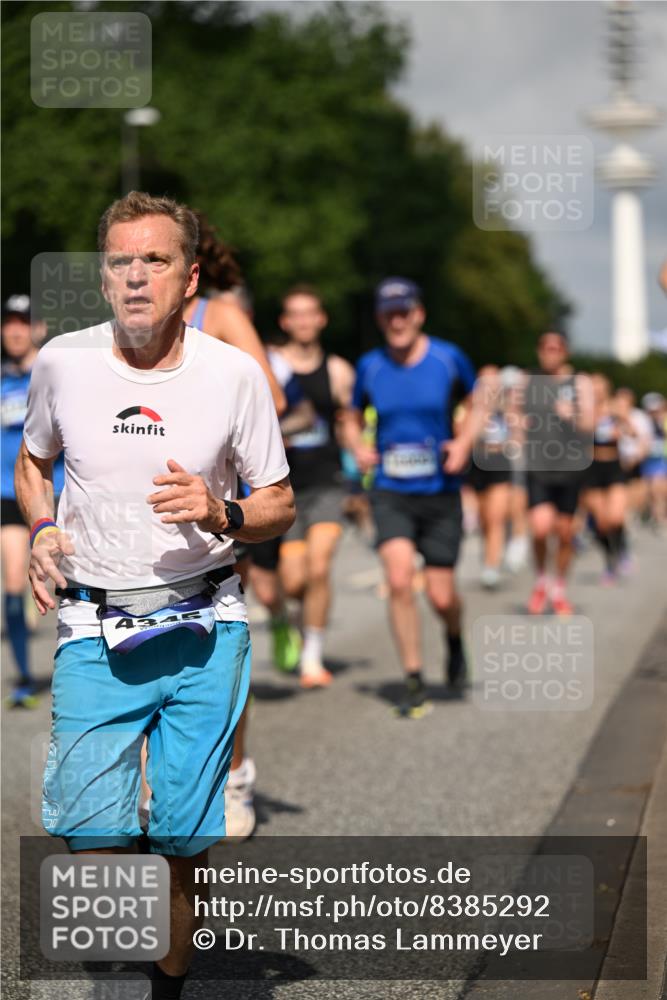 29.06.2025 - hella hamburg halbmarathon Dr. Thomas Lammeyer http://msf.ph/oto/8385292 29.06.2025 09:59:23 Kennedybrücke 1151, 1200, 1216, 1461, 1630, 1683, 1689, 1696, 1706, 2207, 2706, 2708, 3213, 3654, 3692, 3945, 3985, 4033, 4088, 4121, 4127, 4189, 4324, 4345, 4601, 4847, 4890, 4938, 5421, 5459, 5915, 6009, 6054, 6421, 6481, 6532, 6691, 6938, 7052, 7056, 7269, 7312, 7332, 7367, 7657, 8139, 8153, 8205, 8216, 8234, 8302, 8454, 8577, 8720, 8856, 8899, 8927, 8955, 8977, 9386, 9491, 9529, 9551, 9786, 9934, 9959, 10115, 10184, 10263, 10811, 11356 meine-sportfotos.de