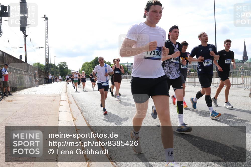 29.06.2025 - hella hamburg halbmarathon Lena Gebhardt http://msf.ph/oto/8385426 29.06.2025 10:15:48 Lombardsbrücke 13179, 145, 7350, 1598, 15710, 32, 13951, 15570, 1156, 1308, 1440, 1651, 2071, 2076, 2110, 2165, 2436, 2720, 2989, 3167, 3417, 4007, 4466, 4492, 4494, 4828, 5069, 5423, 5739, 6376, 6576, 7809, 7810, 7897, 7941, 7942, 8169, 8554, 8746, 8885, 9192, 9307, 9423, 9657, 9675, 9784, 9997, 10108, 10608, 10775, 10858, 11113, 11303, 11478, 11774, 11783, 11818, 12427, 12457, 12469, 12521, 13179, 13197, 13453, 13500, 13818, 13951, 14413, 14423, 14550, 14552, 15150, 15307, 15740 meine-sportfotos.de