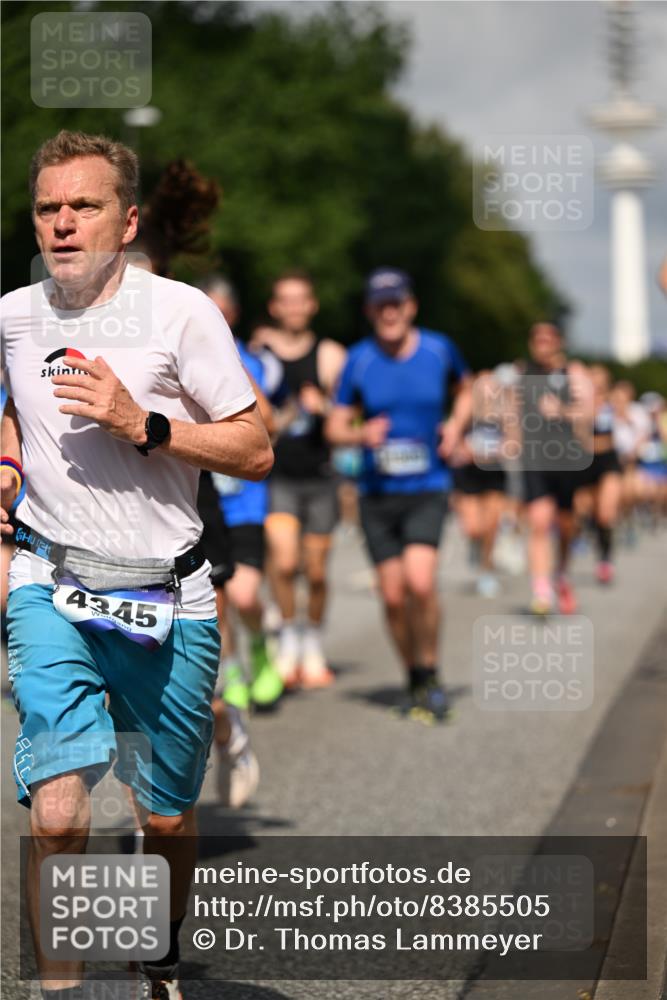 29.06.2025 - hella hamburg halbmarathon Dr. Thomas Lammeyer http://msf.ph/oto/8385505 29.06.2025 09:59:23 Kennedybrücke 1151, 1200, 1216, 1461, 1630, 1683, 1689, 1696, 1706, 2207, 2706, 2708, 3213, 3654, 3692, 3945, 3985, 4033, 4088, 4121, 4127, 4189, 4324, 4345, 4601, 4847, 4890, 4938, 5421, 5459, 5915, 6009, 6054, 6421, 6481, 6532, 6691, 6938, 7052, 7056, 7269, 7312, 7332, 7367, 7657, 8139, 8153, 8205, 8216, 8234, 8302, 8454, 8577, 8720, 8856, 8899, 8927, 8955, 8977, 9386, 9491, 9529, 9551, 9786, 9934, 9959, 10115, 10184, 10263, 10811, 11356 meine-sportfotos.de