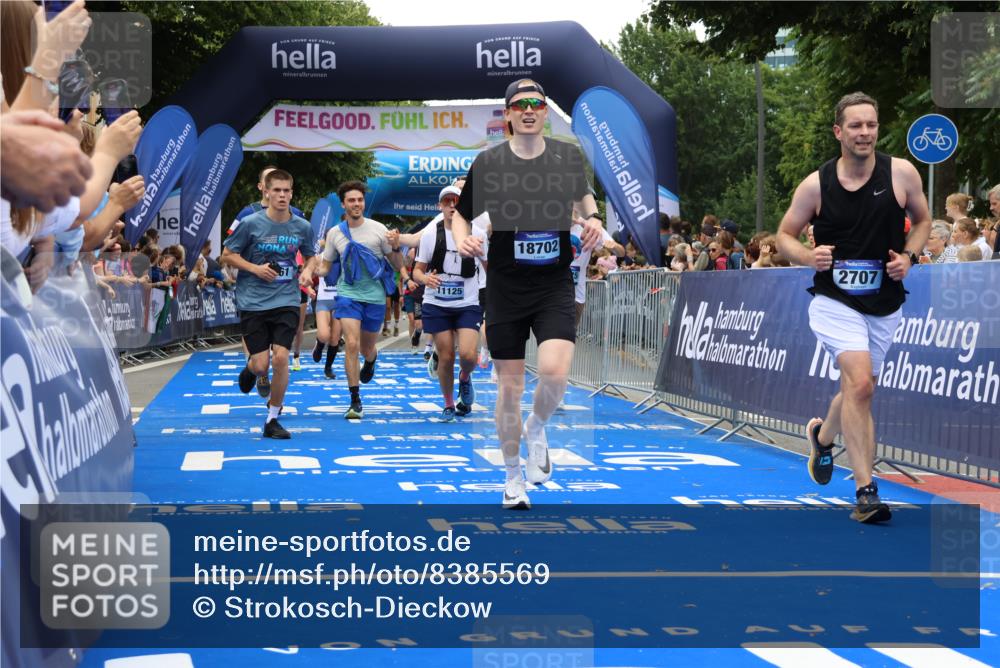 29.06.2025 - hella hamburg halbmarathon Strokosch-Dieckow http://msf.ph/oto/8385569 29.06.2025 10:46:07 Ziel 1569, 1759, 2048, 2590, 2707, 3087, 4949, 5648, 6388, 6460, 7450, 7961, 8269, 9585, 10796, 11094, 11125, 11936, 12269, 13630, 14804, 16136, 16466, 16475, 17190, 18081, 18702, 18797 meine-sportfotos.de