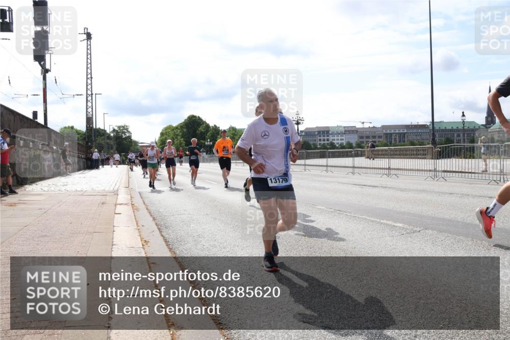 29.06.2025 - hella hamburg halbmarathon Lena Gebhardt http://msf.ph/oto/8385620 29.06.2025 10:15:48 Lombardsbrücke 13179, 1156, 1308, 1440, 1651, 2071, 2076, 2110, 2165, 2436, 2720, 2989, 3167, 3417, 4007, 4466, 4492, 4494, 4828, 5069, 5423, 5739, 6376, 6576, 7809, 7810, 7897, 7941, 7942, 8169, 8554, 8746, 8885, 9192, 9307, 9423, 9657, 9675, 9784, 9997, 10108, 10608, 10775, 10858, 11113, 11303, 11478, 11774, 11783, 11818, 12427, 12457, 12469, 12521, 13179, 13197, 13453, 13500, 13818, 13951, 14413, 14423, 14550, 14552, 15150, 15307, 15740 meine-sportfotos.de