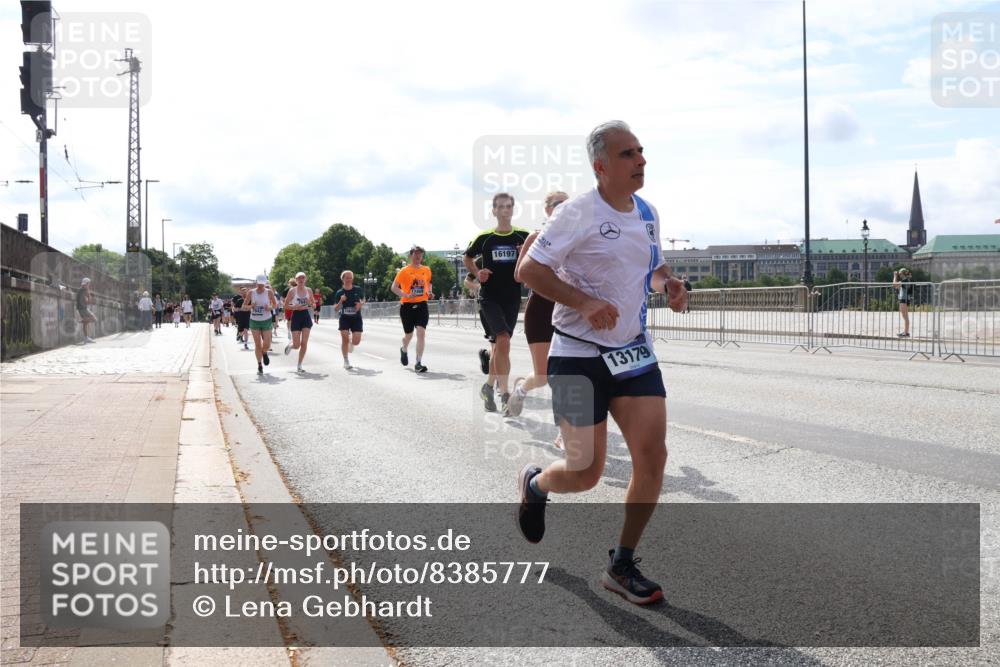 29.06.2025 - hella hamburg halbmarathon Lena Gebhardt http://msf.ph/oto/8385777 29.06.2025 10:15:49 Lombardsbrücke 16197, 13179, 1156, 1308, 1440, 1651, 2071, 2076, 2110, 2165, 2436, 2720, 2989, 3167, 3417, 4007, 4466, 4492, 4494, 4828, 5069, 5423, 5739, 6376, 6576, 7809, 7810, 7897, 7941, 7942, 8169, 8554, 8746, 8885, 9192, 9307, 9423, 9657, 9675, 9784, 10108, 10608, 10775, 10858, 11113, 11303, 11478, 11774, 11783, 11818, 12427, 12457, 12469, 12521, 13179, 13197, 13453, 13500, 13818, 13951, 14413, 14423, 14550, 14552, 15150, 15307, 15740 meine-sportfotos.de