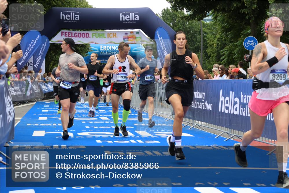29.06.2025 - hella hamburg halbmarathon Strokosch-Dieckow http://msf.ph/oto/8385966 29.06.2025 10:46:02 Ziel 1759, 2189, 2707, 3087, 4277, 5648, 6460, 7961, 8269, 8577, 8871, 9585, 11125, 11936, 12084, 12269, 13630, 14462, 14804, 16136, 16466, 16475, 17008, 18081, 18702, 19116 meine-sportfotos.de