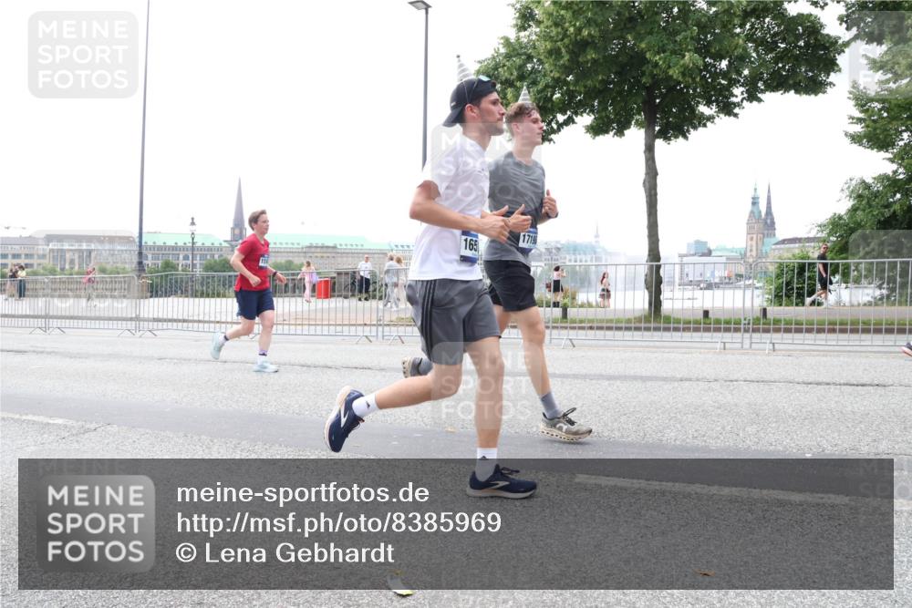 29.06.2025 - hella hamburg halbmarathon Lena Gebhardt http://msf.ph/oto/8385969 29.06.2025 10:49:44 Lombardsbrücke 1719, 165, 1040, 1041, 1487, 1511, 1525, 1625, 1805, 1888, 2067, 2212, 2466, 2527, 2668, 2862, 2997, 3183, 3232, 3383, 3943, 4525, 4527, 4589, 4769, 4809, 4870, 5076, 5106, 5463, 5552, 5694, 5749, 5751, 6191, 6694, 6989, 7301, 7305, 7339, 7366, 7650, 7679, 8065, 8549, 9015, 9162, 9261, 10130, 10333, 10403, 10479, 10683, 10704, 11558, 11631, 12124, 12388, 13309, 13764, 14545, 14692 meine-sportfotos.de