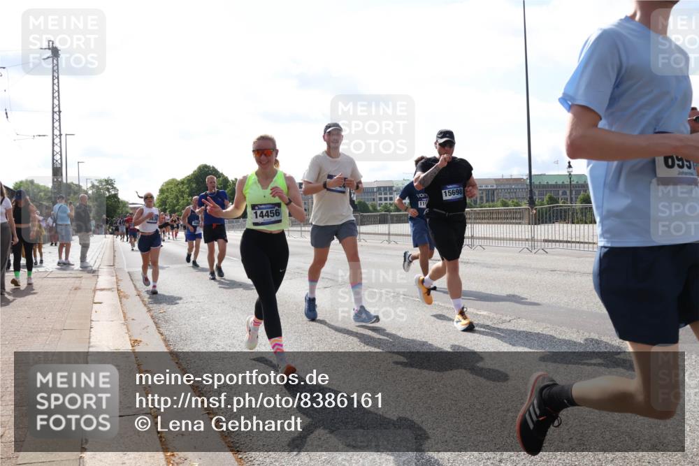 29.06.2025 - hella hamburg halbmarathon Lena Gebhardt http://msf.ph/oto/8386161 29.06.2025 10:02:57 Lombardsbrücke 14456, 119, 15698, 09, 1414, 1482, 1702, 2685, 2780, 2782, 2810, 2819, 3225, 3572, 3630, 3919, 4204, 4613, 4665, 4904, 5734, 6208, 6217, 6752, 6815, 6997, 7210, 7211, 7706, 7888, 8003, 8364, 8481, 8483, 8614, 8624, 8662, 8749, 9006, 9439, 9554, 9986, 10128, 10295, 10539, 10824, 11250, 11515, 11702, 11782, 11935, 11968, 12169, 12177, 12422, 12908, 13036, 13474, 13664, 13874, 14224 meine-sportfotos.de