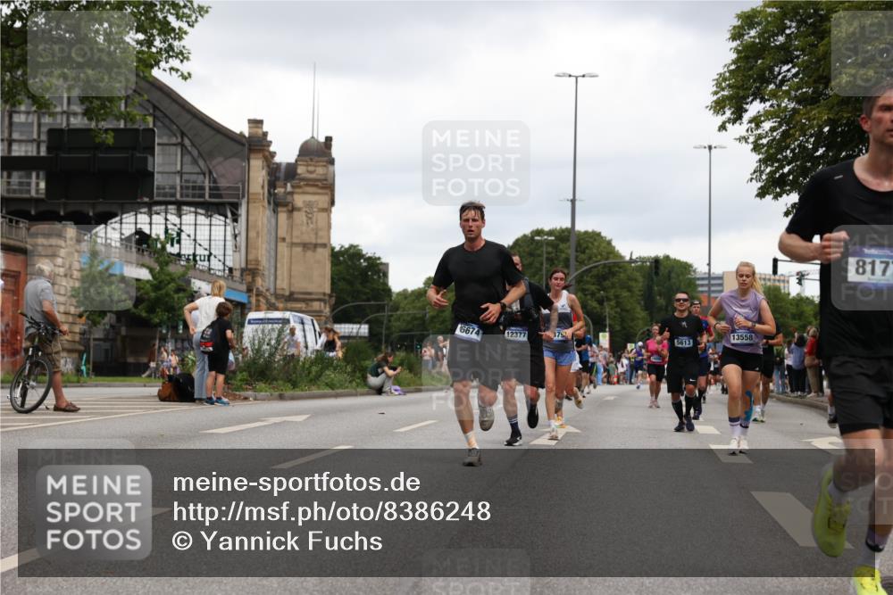 29.06.2025 - hella hamburg halbmarathon Yannick Fuchs http://msf.ph/oto/8386248 29.06.2025 10:55:20 20KM 1823, 2391, 2426, 2591, 4068, 5379, 5613, 5775, 5870, 6674, 7033, 7250, 7757, 8177, 8483, 8531, 9071, 9453, 9611, 9752, 9932, 9984, 10031, 10295, 10882, 11515, 12377, 12787, 12789, 12908, 13064, 13086, 13558, 14628, 15008, 16614, 17181, 17670, 18133 meine-sportfotos.de