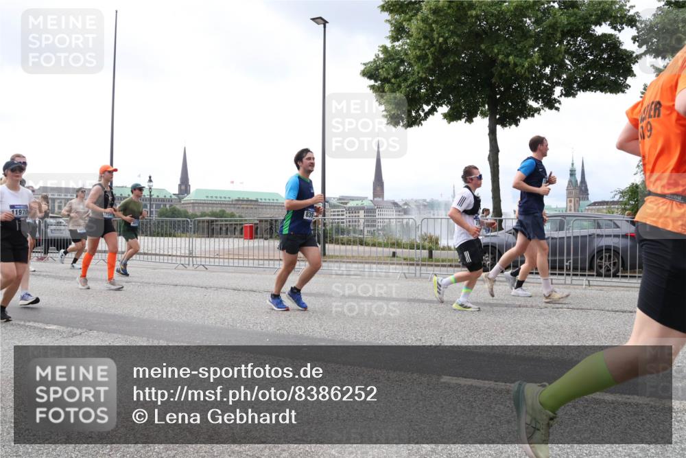 29.06.2025 - hella hamburg halbmarathon Lena Gebhardt http://msf.ph/oto/8386252 29.06.2025 10:40:31 Lombardsbrücke 11970, 839, 1018, 1037, 1075, 1291, 1323, 1691, 2019, 2042, 2109, 2173, 2206, 2254, 2299, 2515, 2572, 2762, 2763, 2866, 2888, 3121, 3237, 3293, 3295, 3306, 3432, 3515, 3607, 3694, 3808, 3810, 4044, 4173, 4271, 4411, 4471, 4612, 4756, 4906, 4972, 5059, 5113, 5263, 5351, 5352, 5702, 5975, 6076, 6097, 6163, 6229, 6278, 6280, 6289, 6363, 6463, 6548, 6673, 6750, 6866, 6876, 6890, 6920, 7108, 7174, 7293, 7675, 7850, 7956, 8053, 8054, 8307, 8378, 8391 meine-sportfotos.de